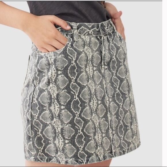 NWT Blank NYC cream and gray snake print denim A-line mini skirt size 29 - Picture 2 of 7